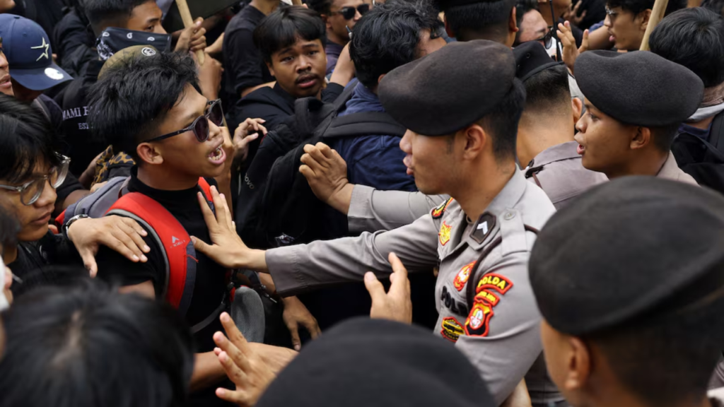 Indonesia student protests in Jakarta against Prabowo Subianto over forest fires Body image: Indonesia student protests with gas masks at Hotel Indonesia roundabout in Jakarta