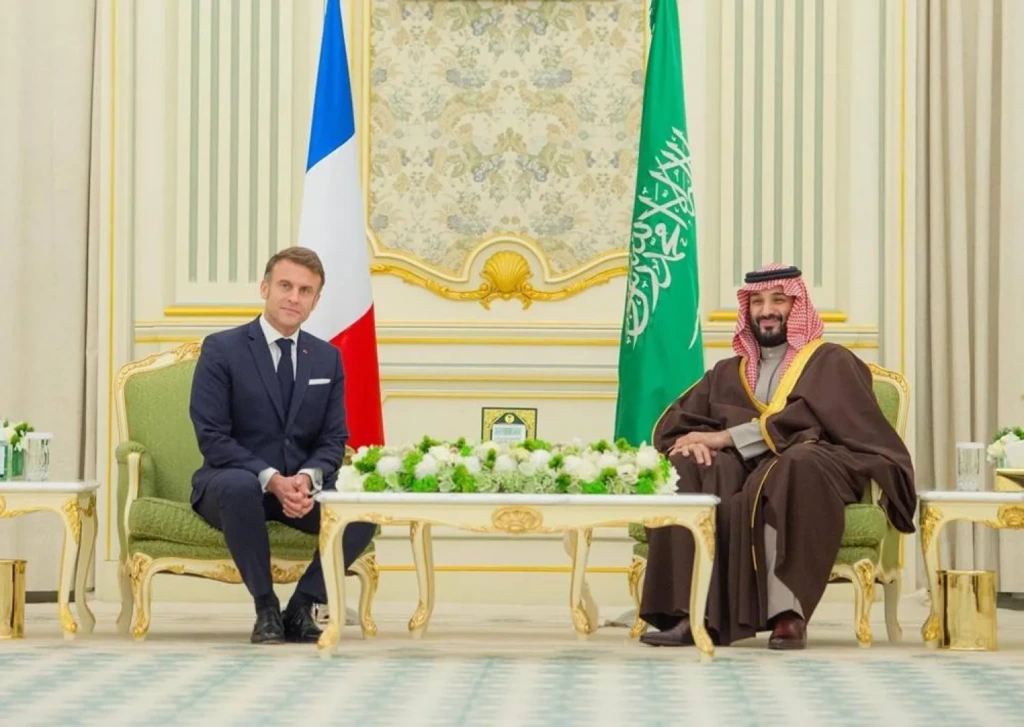 Macron Makes Unannounced Solidarity Visit to Riyadh Amid Houthi Attacks